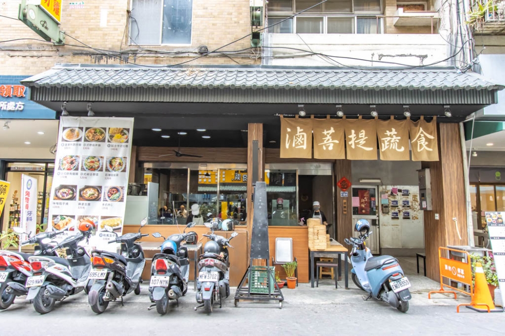 台中向上市場，必吃素食美食~滷菩提蔬食，創新料理選擇多。